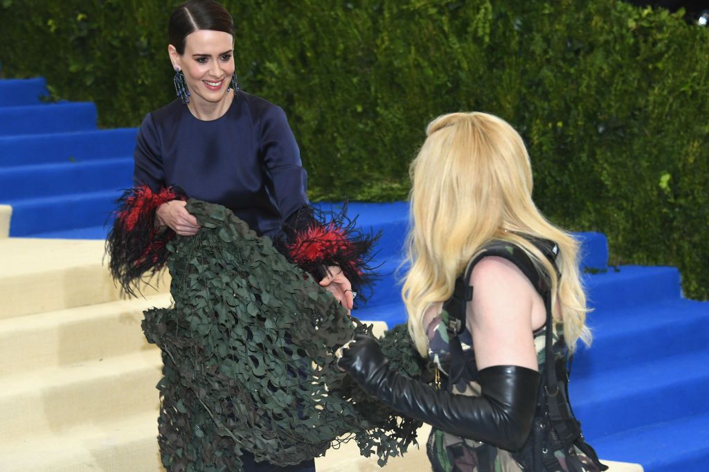 And a lace train, that Sarah Paulson help carry<br
